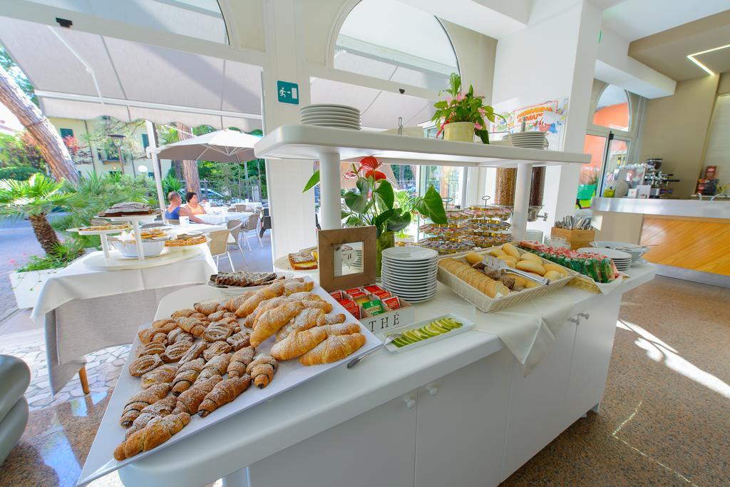 Hotel Falco Riccione Exterior photo